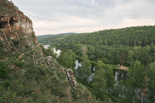 Vista del fiume e della foresta verde dalla cima della montagna bellissimo paesaggio forestale per uno sc...