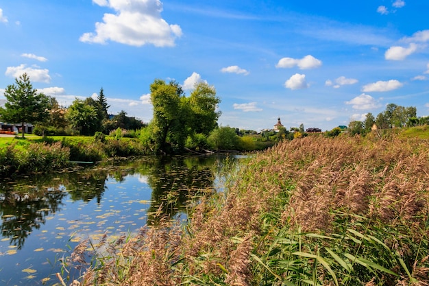 Vista del fiume Kamenka a Suzdal Russia