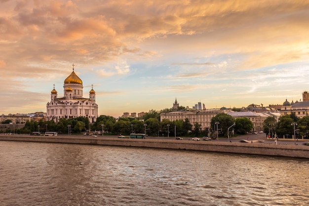 Vista del fiume Moskva con la cattedrale di Cristo Salvatore a Mosca