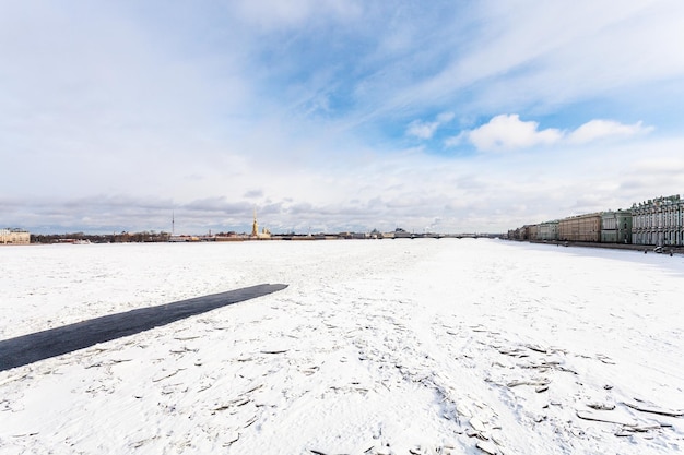 Vista del fiume Neva ghiacciato con polynya nella fortezza