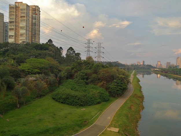 Vista del fiume Pinheiros e delle piste ciclabili a San Paolo