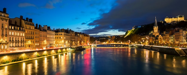 Vista del fiume Saona nella città di Lione alla sera