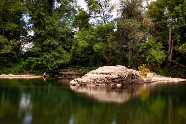 Vista del fiume Sison i PyreneesAtlantiques NouvelleAquitaine Francia