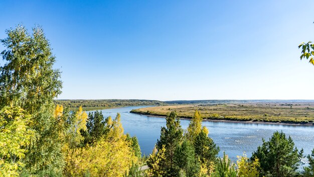 Vista del fiume Tom in autunno da Lagerniy Sad. Tomsk. Russia.