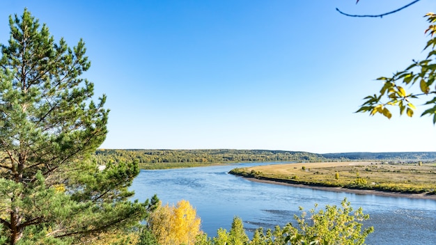 Vista del fiume Tom in autunno da Lagerniy Sad. Tomsk. Russia.