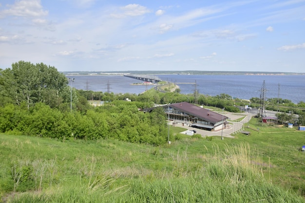 Vista del fiume Volga e della sponda opposta dalla città di Ulyanovsk Russia