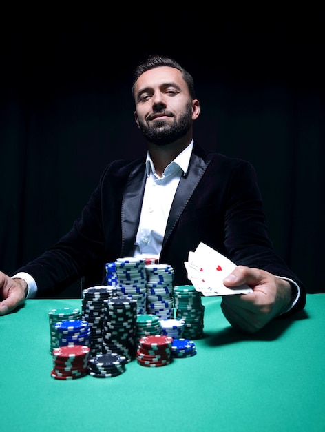 Vista del giovane gangster fiducioso in camicia mentre gioca a poker