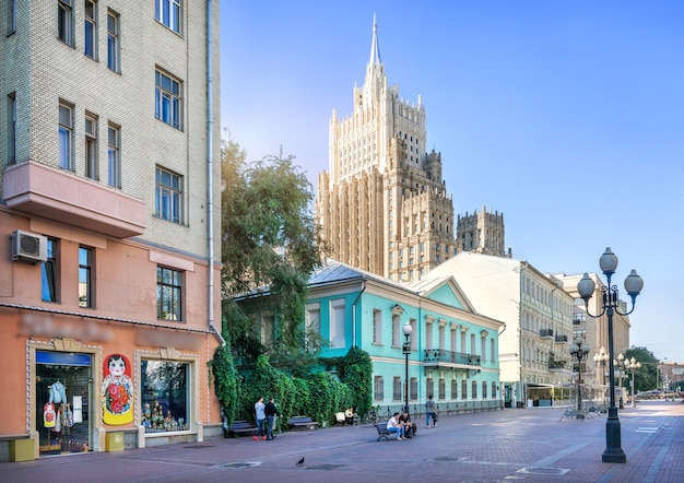 Vista del grattacielo del Ministero degli Affari Esteri e della Casa Pushkin su Arbat a Mosca in una mattina d'estate
