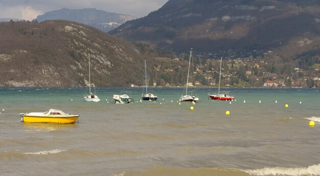 Vista del lago annecy con barche a vela