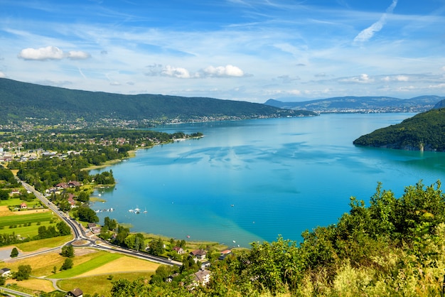 Vista del lago annecy in alpi francesi