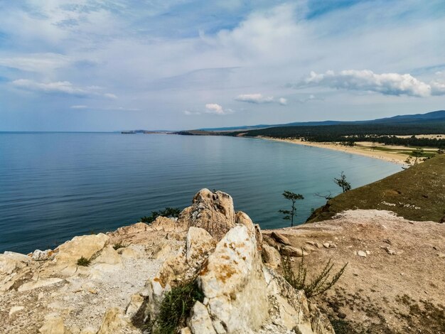 Vista del lago Baikal vicino alla roccia di Shamanka nella regione di Irkutsk Russia Sfondo naturale