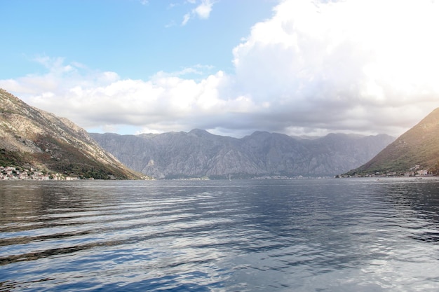 Vista del lago Boka Kotor in Montenegro con le montagne sullo sfondo