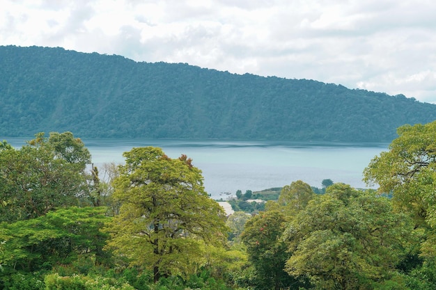 Vista del lago Buyan nel giardino botanico di Bedugul Tabanan Bali sfondo della natura foto premium