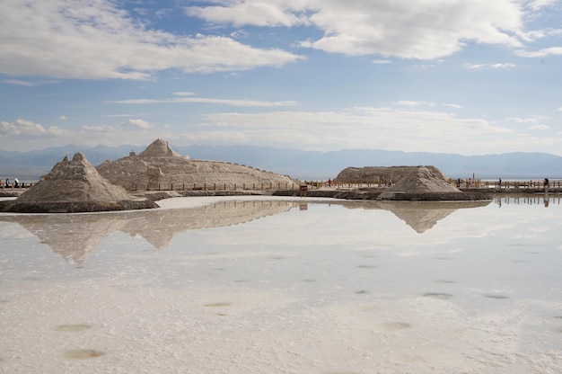 Vista del lago Chaka Yan, un lago salato in Cina.