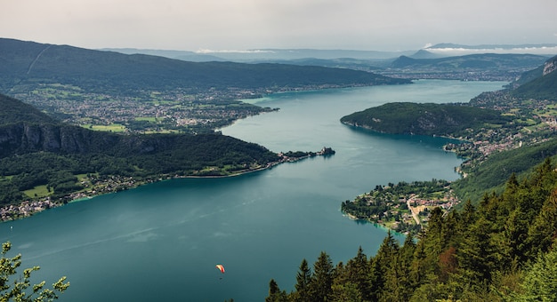 Vista del lago di Annecy, Alpi francesi