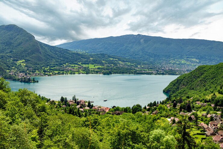Vista del lago di Annecy, Alpi francesi
