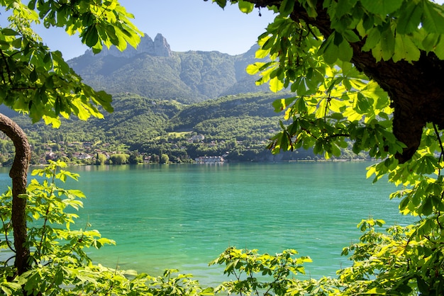 Vista del lago di Annecy, Alpi francesi