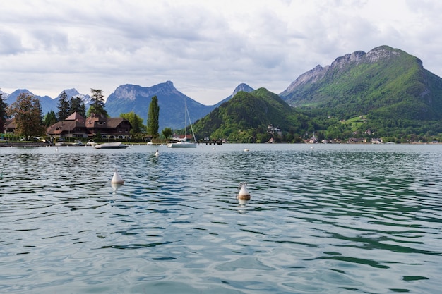 Vista del lago di Annecy nelle Alpi francesi