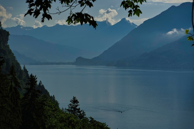 Vista del lago di Brienz nell'Oberland bernese in Svizzera dalle cascate di Giessbach