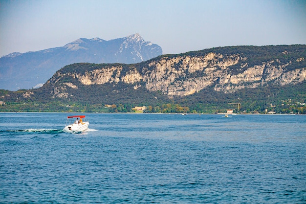 Vista del lago di Garda in Italia da Bardolino durante l'estate