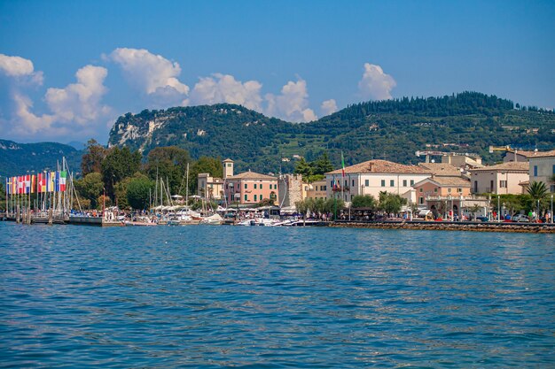 Vista del lago di Garda in Italia da Bardolino durante l'estate