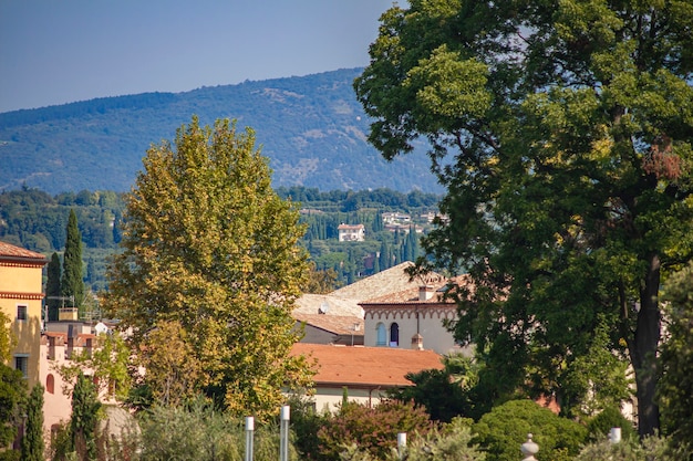 Vista del lago di Garda in Italia da Bardolino durante l'estate