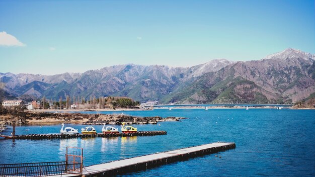 Vista del lago di Kawaguchiko con la barca del pedale dell&#39;anatra di firma