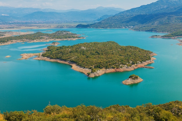 Vista del lago di Scutari dall'alto. Paesaggio colorato dal monte in una giornata di sole in Montenegro
