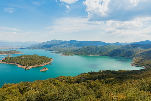 Vista del lago di Scutari dall'alto. Paesaggio colorato dal monte in una giornata di sole in Montenegro