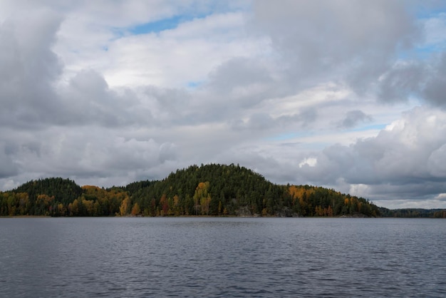 Vista del lago Ladoga vicino al villaggio Lumivaara su una soleggiata giornata autunnale Ladoga skerries Repubblica di Carelia Russia