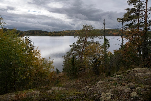 Vista del lago Ladoga vicino al villaggio Lumivaara su una soleggiata giornata autunnale Ladoga skerries Repubblica di Carelia Russia