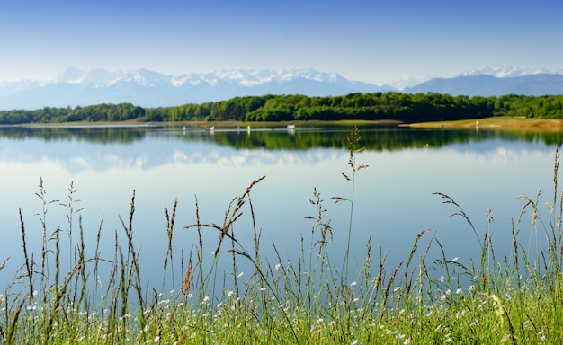 Vista del lago nei Pirenei Atlantici, montagne sullo sfondo