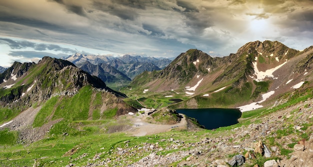 Vista del lago Oncet nei Pirenei francesi delle montagne
