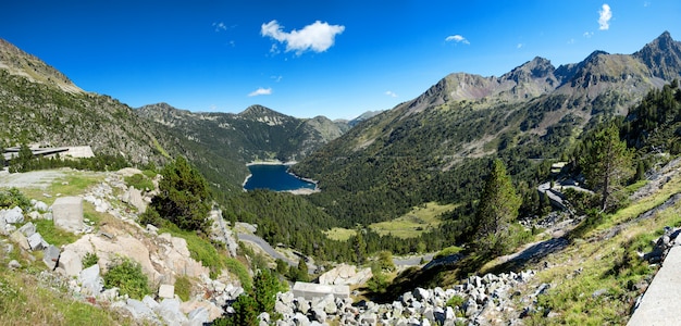 Vista del lago Oredon in Hautes Pirenei, Francia