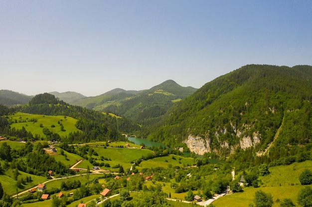 Vista del lago Spajici dalla montagna di Tara in Serbia