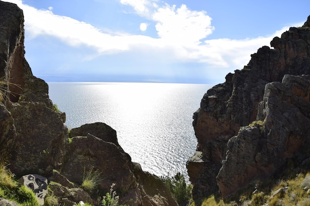 Vista del Lago Titicaca tra due rocce Copacabana Bolivia