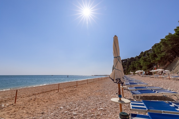 Vista del limpido mare color smeraldo dalla spiaggia Urbani, riviera del Conero. Sirolo, Italia.