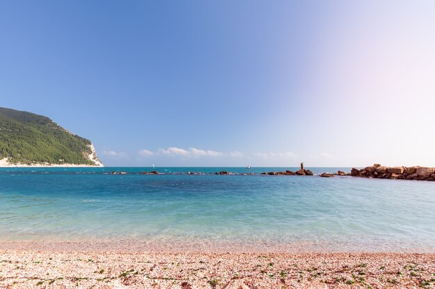 Vista del limpido mare color smeraldo dalla spiaggia Urbani, riviera del Conero. Sirolo, Italia