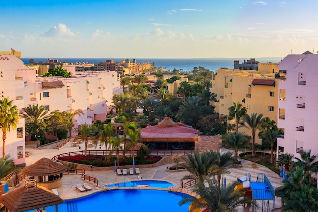 Vista del lussuoso hotel con piscina e Mar Rosso