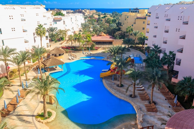 Vista del lussuoso hotel con piscina e Mar Rosso