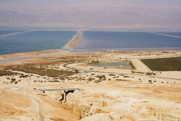 Vista del mar Morto della città antica Masada