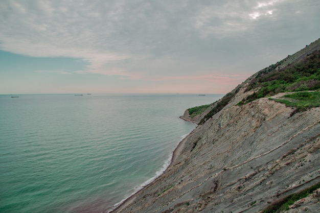 Vista del Mar Nero dalla montagna Puoi vedere la montagna il mare e il cielo