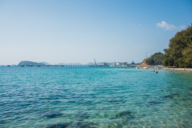 Vista del mare a Nang Ram Beach, provincia di Rayong, Tailandia