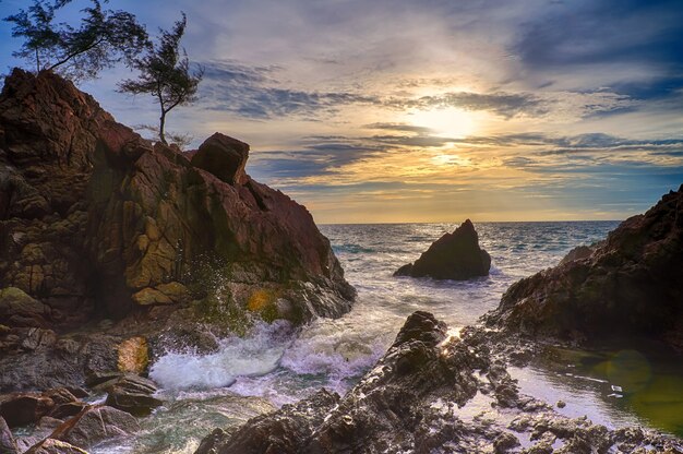 Vista del mare al tramonto della costa delle Andamane della Thailandia, Phuket.