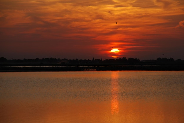 Vista del mare calmo al tramonto