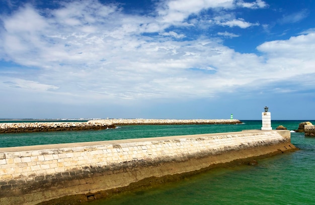 Vista del mare calmo contro il cielo