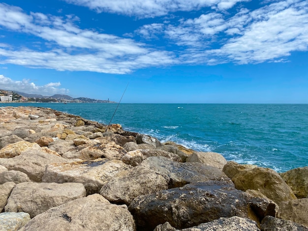 Vista del mare che raggiunge le scogliere nel Mar Mediterraneo di Malaga in estate.