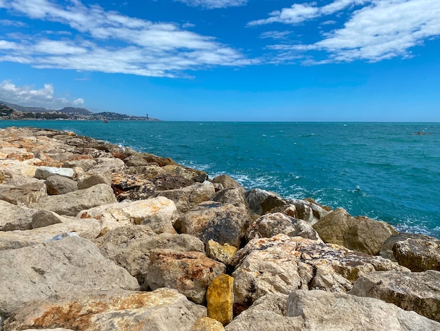 Vista del mare che raggiunge le scogliere nel Mar Mediterraneo di Malaga in estate.