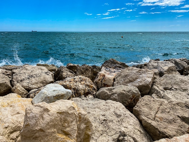 Vista del mare che raggiunge le scogliere nel Mar Mediterraneo di Malaga in estate.