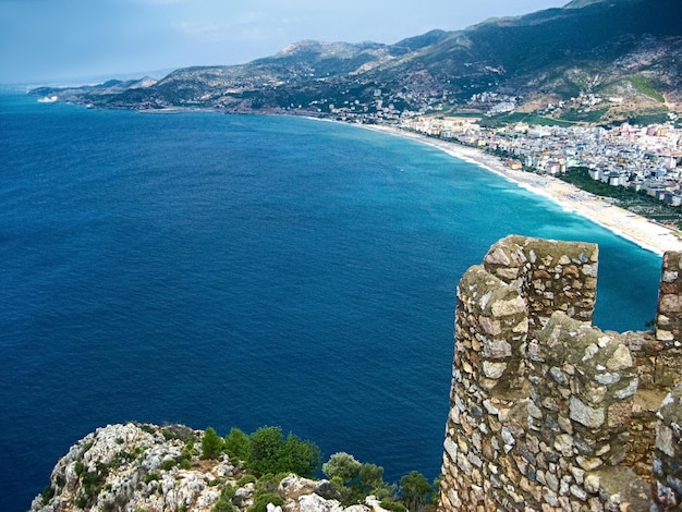 Vista del mare e della costa dall'altezza del castello sulla montagna alanya turchia